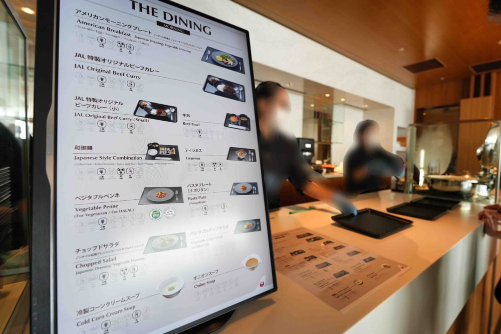 成田空港JALサクララウンジ訪問記・3階ダイニングエリア・フードカウンターは全てオーダー制に