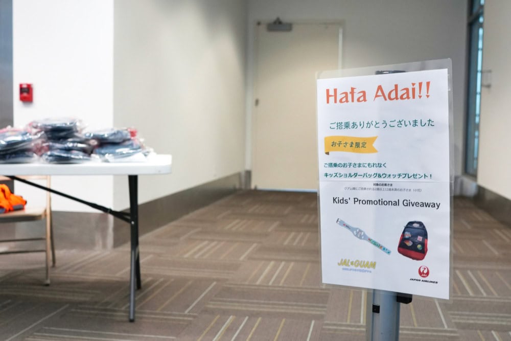 JALグアム線搭乗レポート・降機後子どもにはプレゼントが