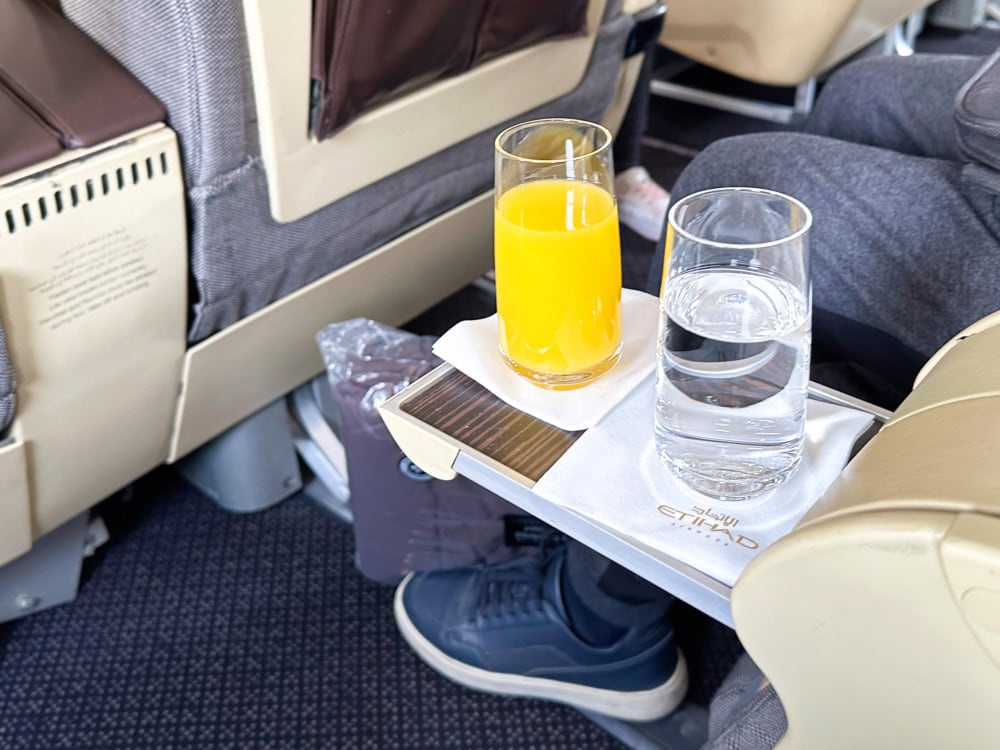 エティハド航空ビジネスクラス搭乗記・サイドテーブル上にウェルカムドリンク
