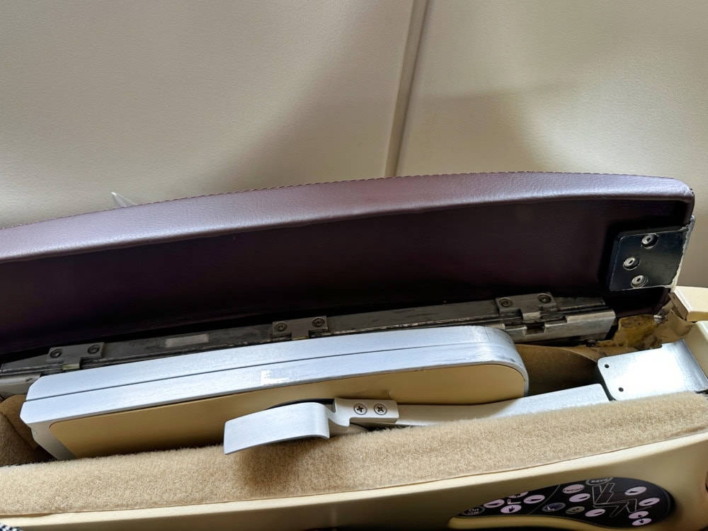 エティハド航空ビジネスクラス搭乗記・左肘掛けにテーブル