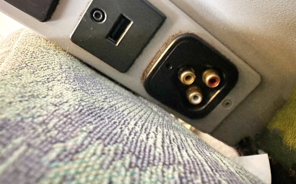 エバー航空ビジネスクラス搭乗記・右肘掛け下のポケット内電源