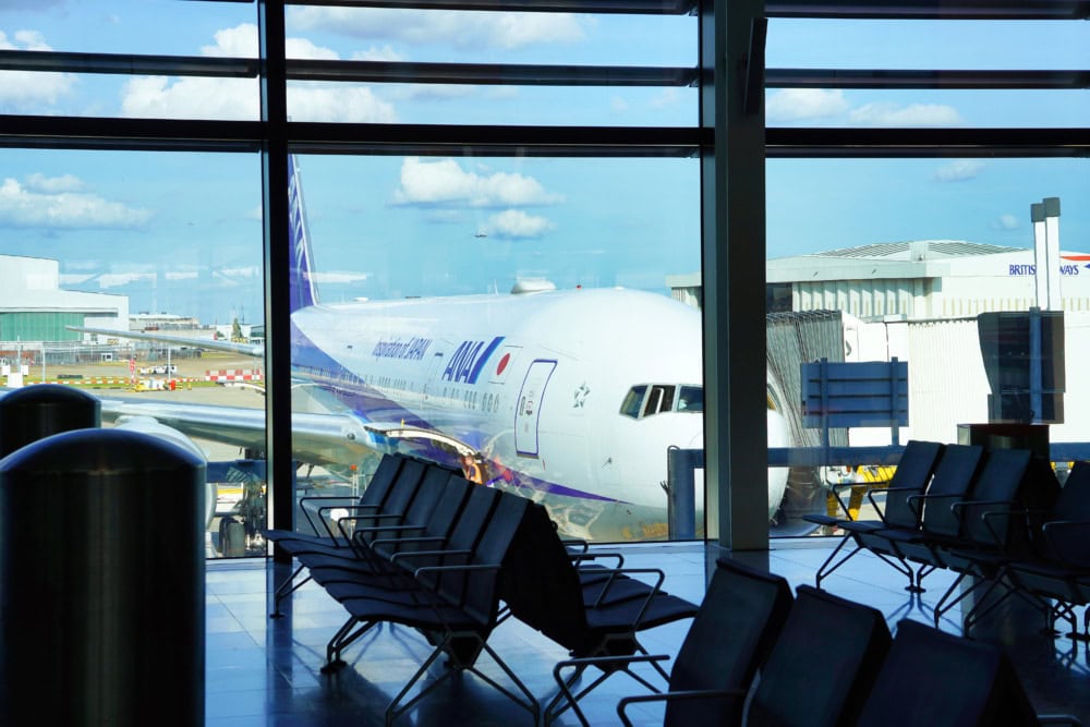 ヒースロー空港ターミナル2・搭乗口の前で飛行機を眺める