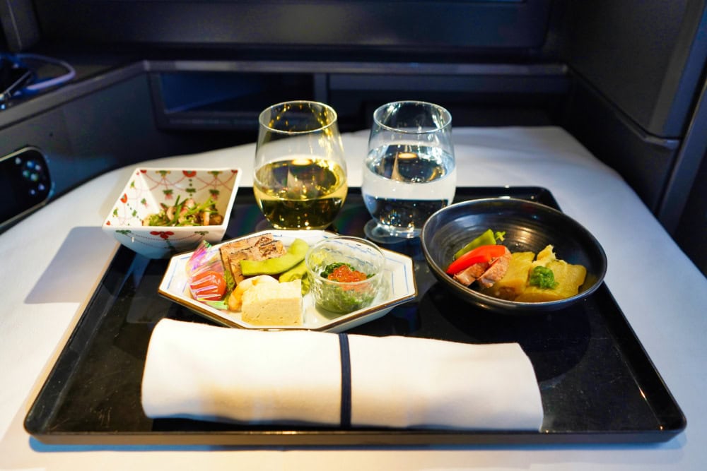 ANAビジネスクラス搭乗記・1回目の機内食