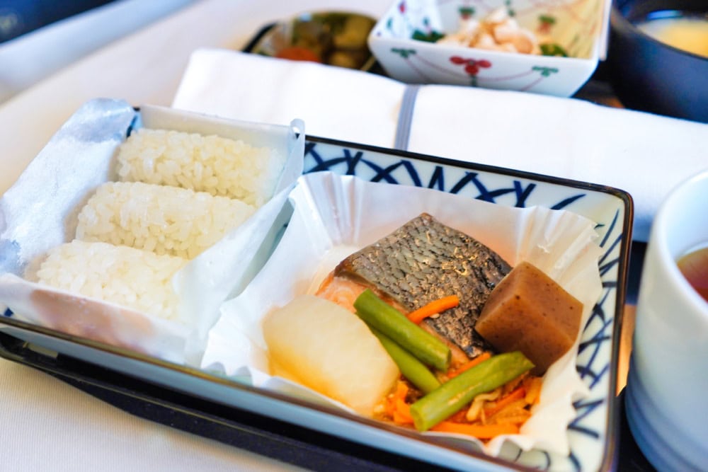 ANA新型ビジネスクラス「THE Room」搭乗記・二度目の機内食・主菜