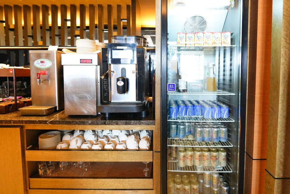 台北松山国際空港のAILINES VIP Lounge・ブッフェカウンター・冷蔵庫とコーヒーマシン