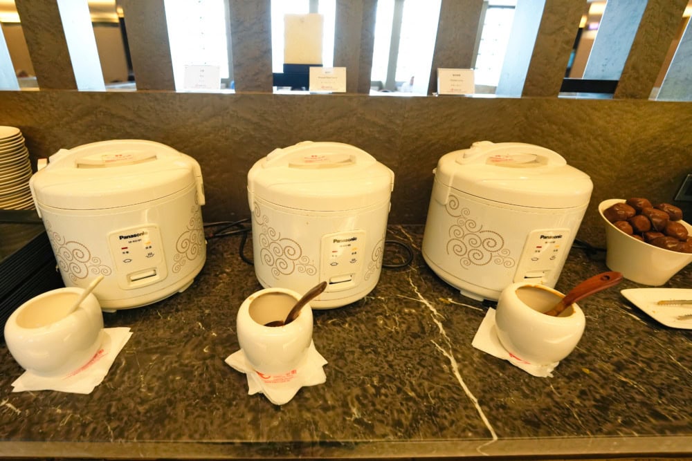 台北松山国際空港のAILINES VIP Lounge・ブッフェカウンター・ご飯類