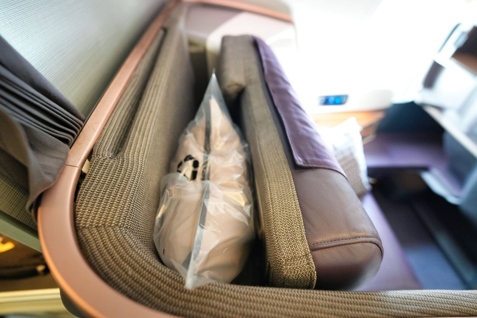 シンガポール航空ビジネスクラスシート・背面の寝具