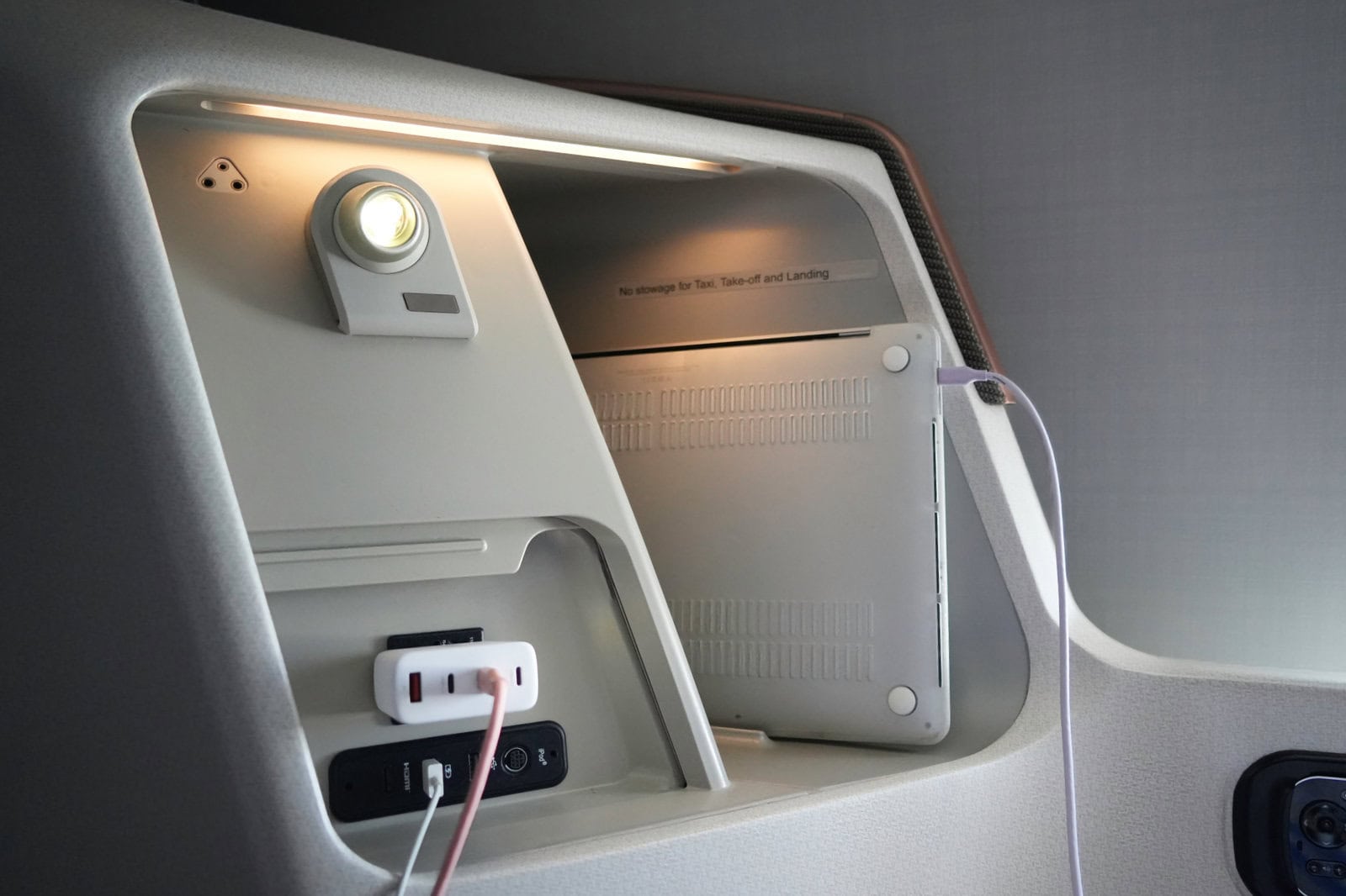 シンガポール航空ビジネスクラスシート・収納