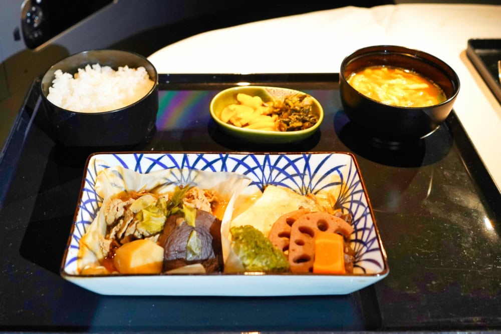 ANA212便ビジネスクラス搭乗記・1回目の機内食・主菜