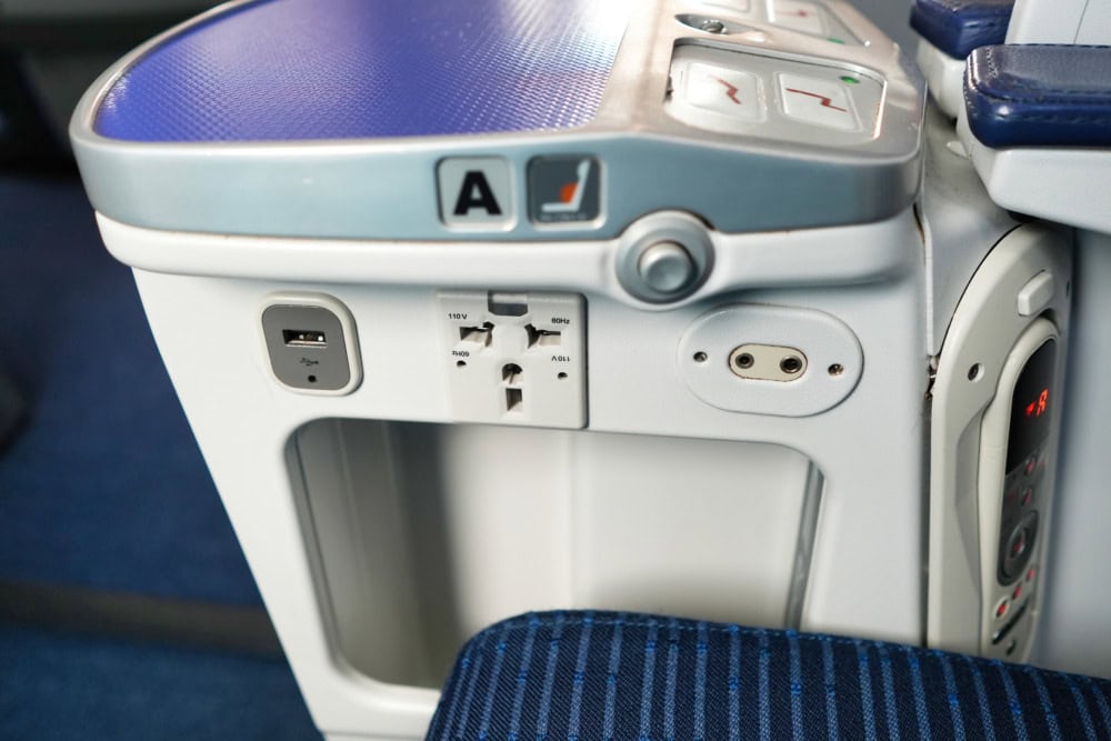 ANAビジネスクラス台北発羽田行き搭乗記・B787-8のビジネスクラスシート・手元収納