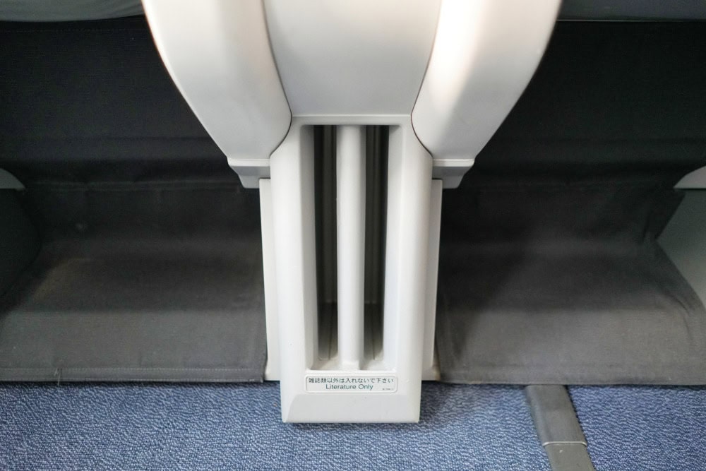 ANAビジネスクラス台北発羽田行き搭乗記・B787-8のビジネスクラスシート・マガジンラック