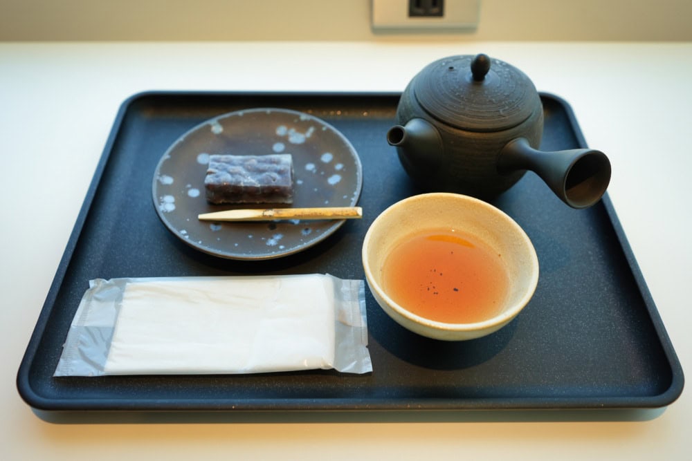羽田空港国際線ターミナル・JALファーストクラスラウンジ・5階・JAL's SALON・日本茶と和菓子