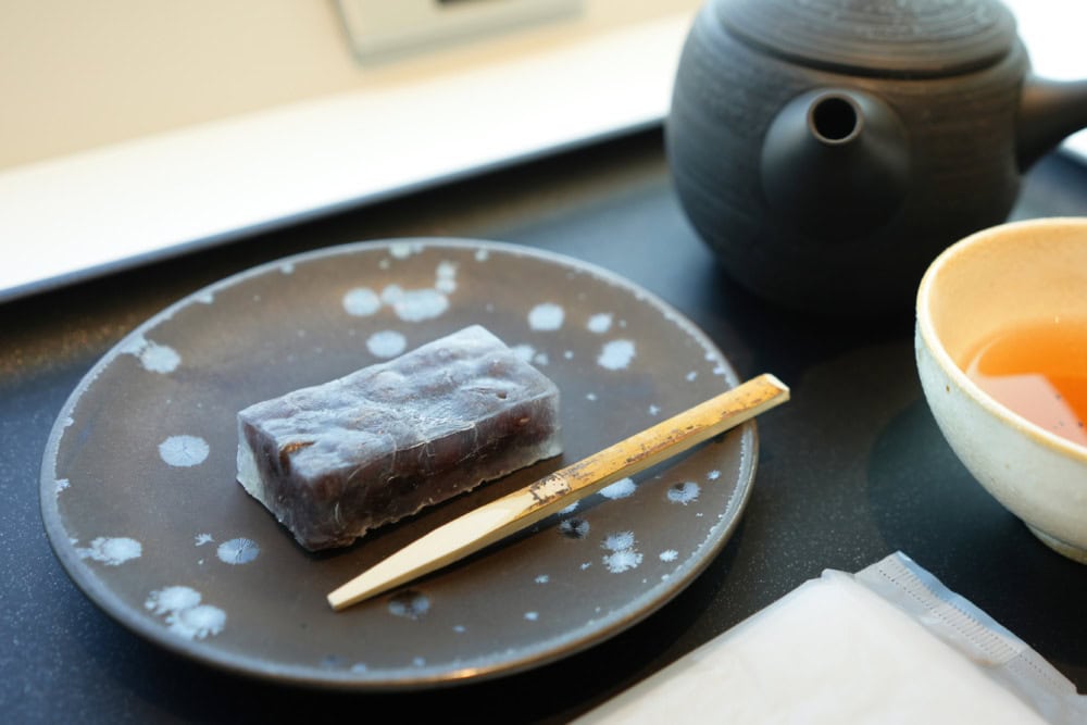 羽田空港国際線ターミナル・JALファーストクラスラウンジ・5階・JAL's SALON・日本茶と和菓子2