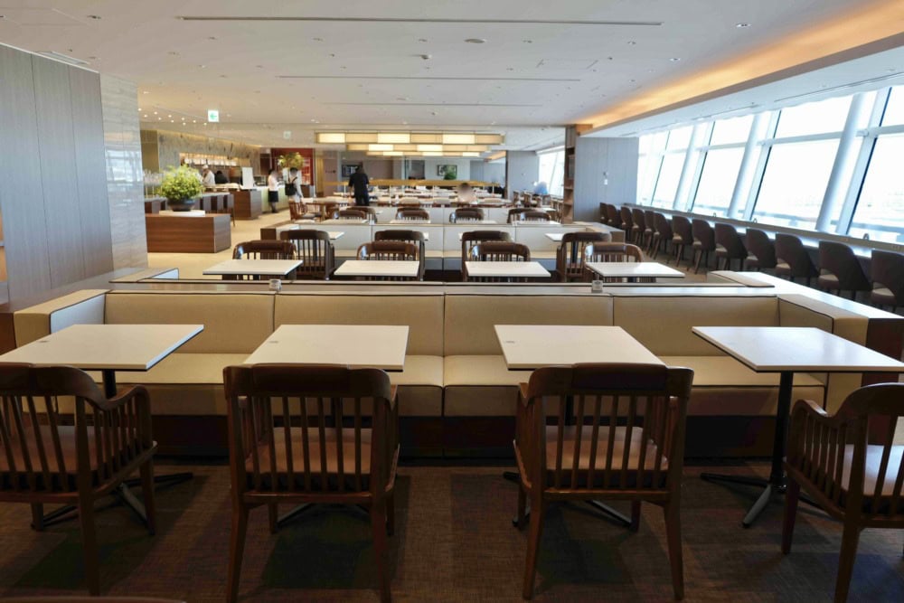 羽田空港第3ターミナルJALファーストクラスラウンジ・JAL's Table・奥から
