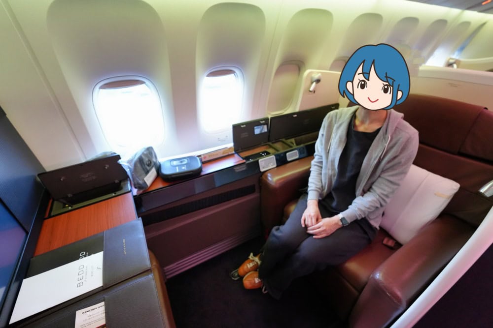 JAL国際線ファーストクラス搭乗記・羽田空港第3ターミナル・搭乗口前JAL国際線ファーストクラス搭乗記・1Kに着席して記念撮影
