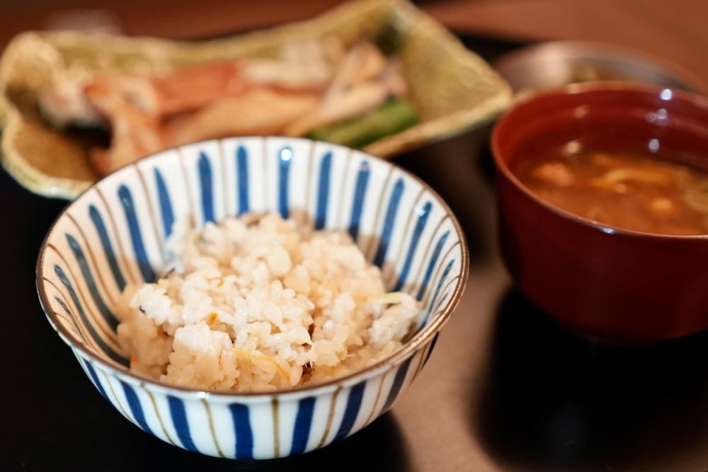 JAL国際線ファーストクラス搭乗記・和食・炊き込みご飯