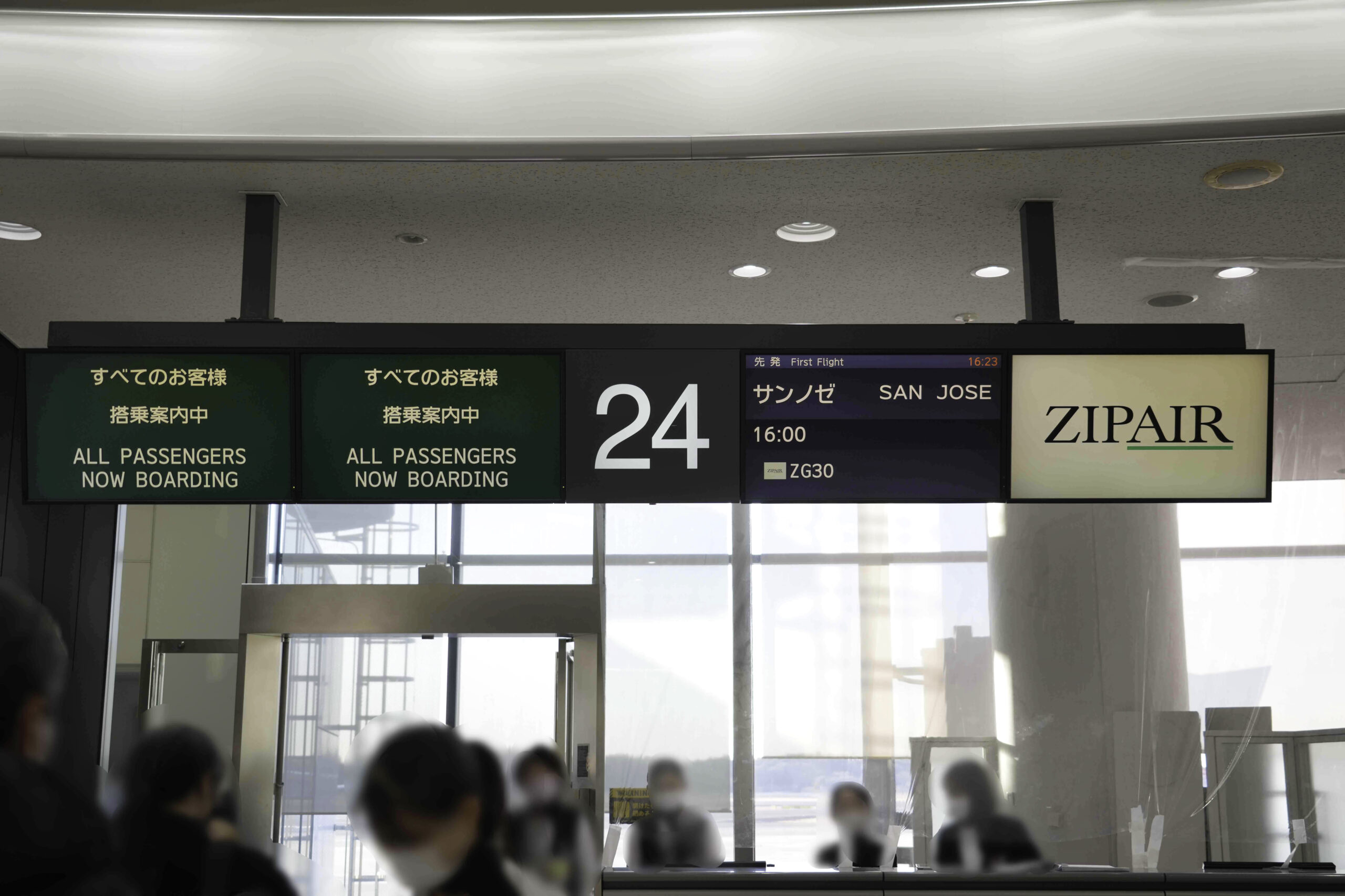 ZIPAIR搭乗記・24番搭乗口前・搭乗案内開始