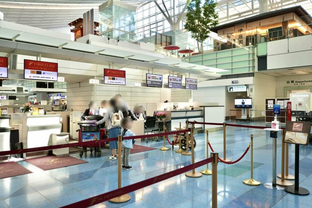 JAL国際線ファーストクラス搭乗記・羽田空港第3ターミナル・搭乗口前JAL国際線ファーストクラス搭乗記・羽田空港第3ターミナル・ファーストクラスチェックインカウンター