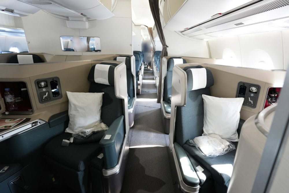 キャセイパシフィック航空プレミアムエコノミー搭乗記・ビジネスクラスキャビン
