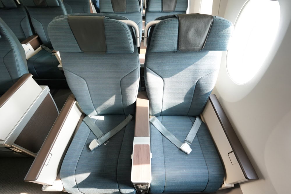 キャセイパシフィック航空プレミアムエコノミー搭乗記・最前列の2席