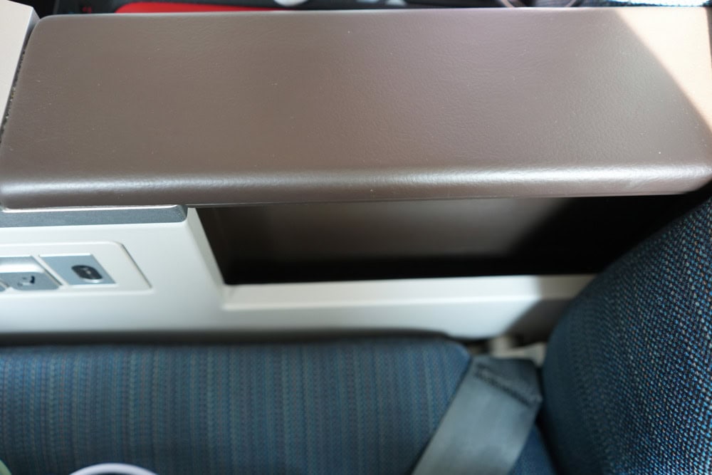 キャセイパシフィック航空プレミアムエコノミー搭乗記・肘掛下の収納