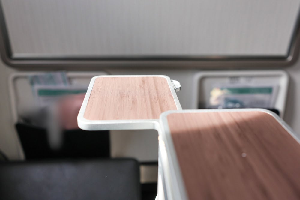 キャセイパシフィック航空プレミアムエコノミー搭乗記・ミニテーブル
