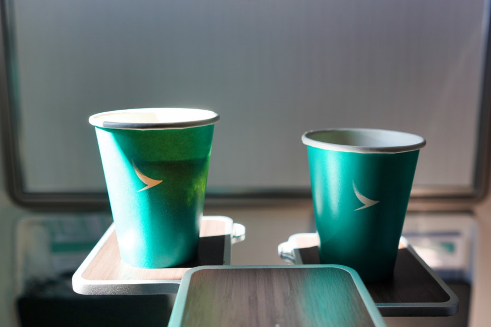 キャセイパシフィック航空プレミアムエコノミー搭乗記・ミニテーブルを広げたところ
