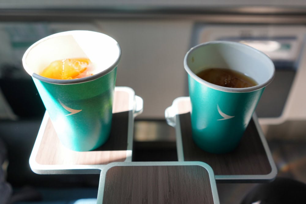キャセイパシフィック航空プレミアムエコノミー搭乗記・ウェルカムドリンク