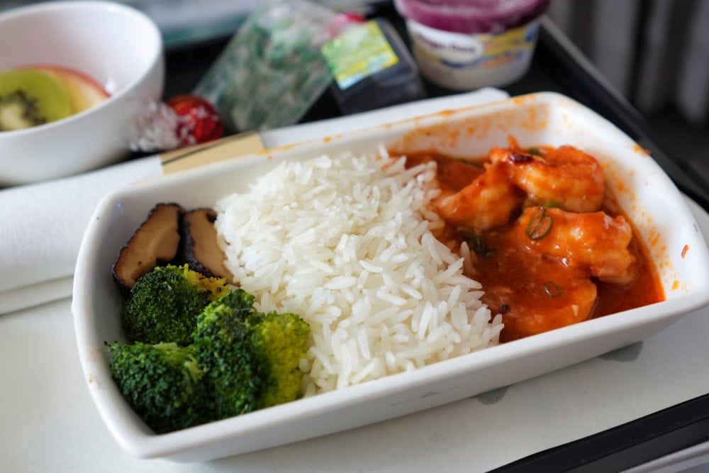 キャセイパシフィック航空プレミアムエコノミー搭乗記・機内食海老＆ライス