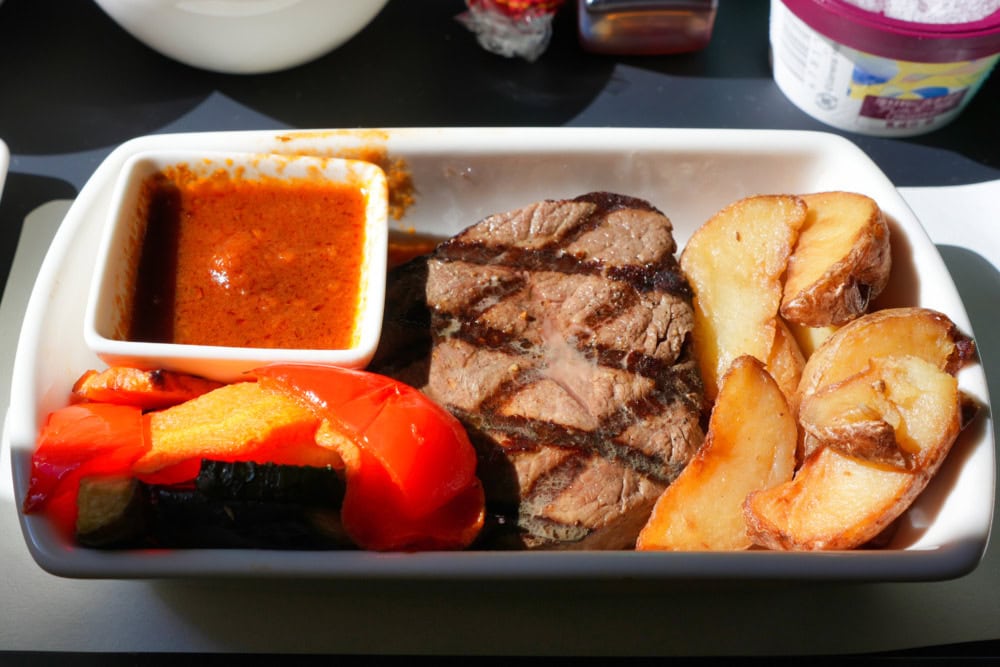 キャセイパシフィック航空プレミアムエコノミー搭乗記・ビーフ＆ポテト主菜