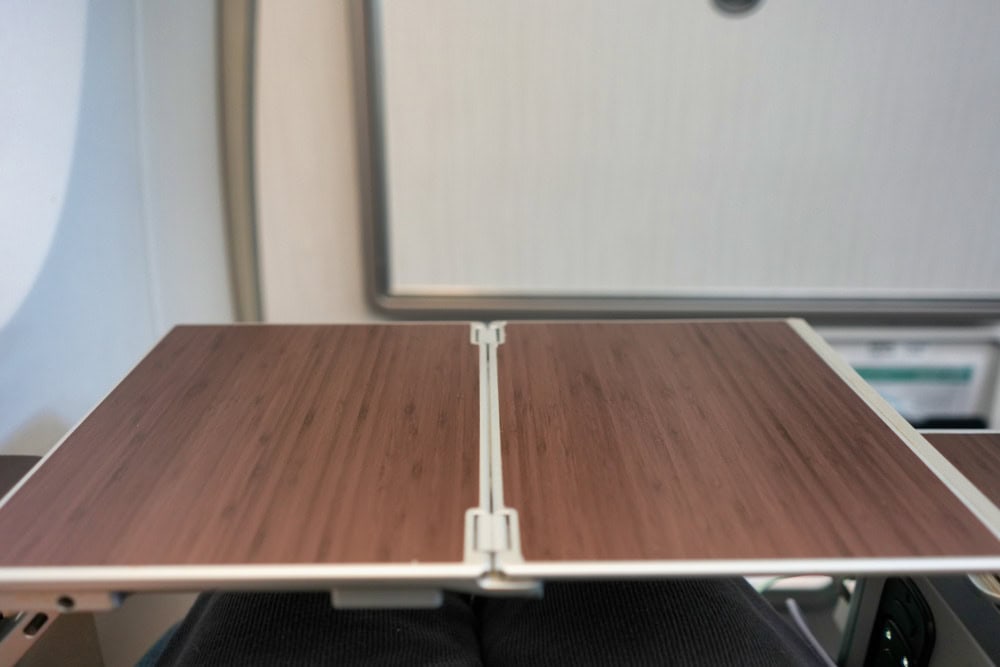 キャセイパシフィック航空プレミアムエコノミー搭乗記・テーブルを広げたところ