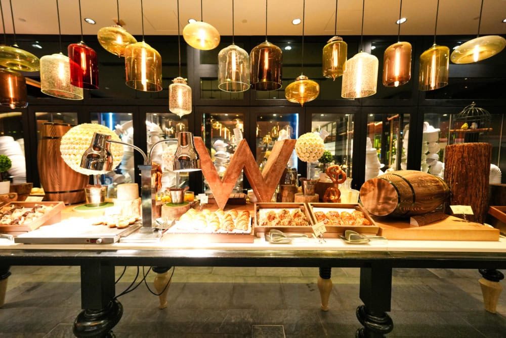 W香港宿泊記・マーヴェラススイート・朝食レストランkitchen・ブッフェカウンター・パン