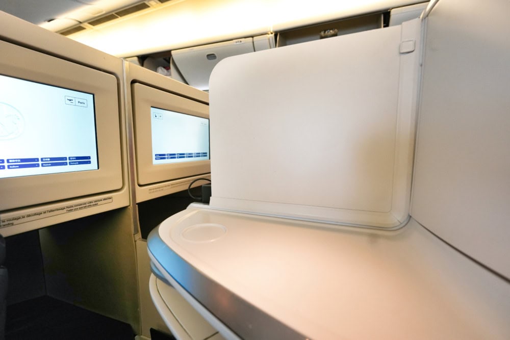 エールフランス航空ビジネスクラス搭乗記・お隣とのパーテーション
