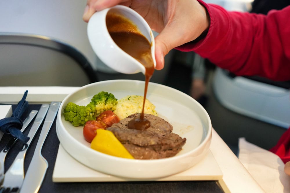 エールフランス・ビジネスクラス搭乗記・肉料理にソースをかける