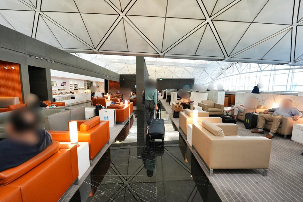 香港国際空港・キャセイパシフィック航空・ザ・ウィングビジネスクラスラウンジ・シーティングエリア・入口側から