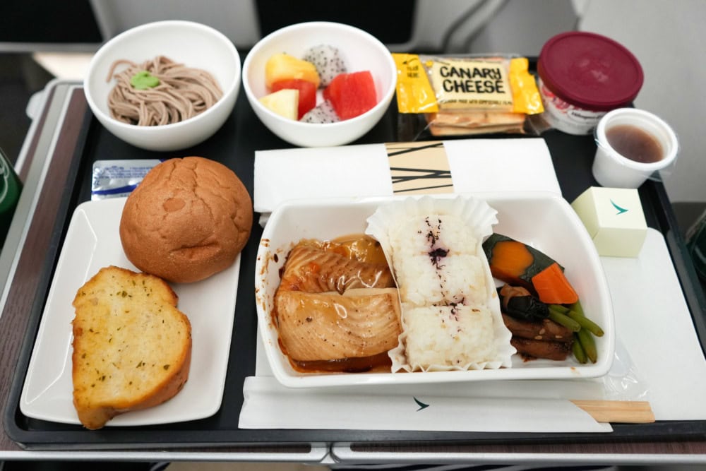 キャセイパシフィック航空プレミアムエコノミー搭乗記・機内食・魚