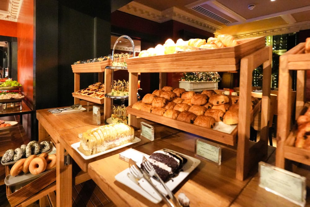 ロンドン・セントアーミンズホテル宿泊記・朝食会場のブッフェ・パン