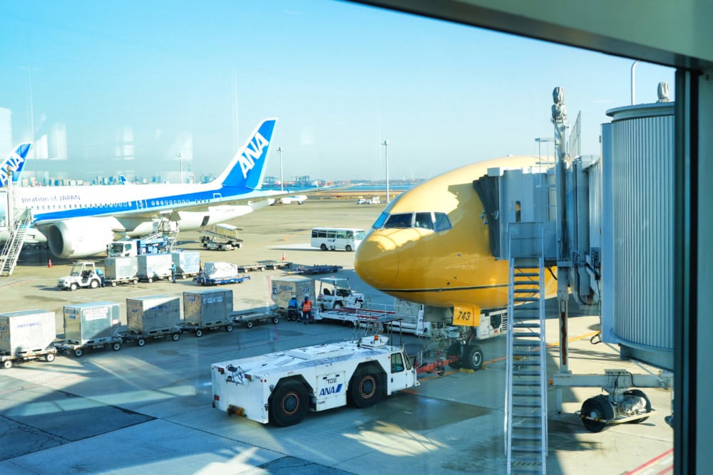 ANA国内線搭乗記・スターウォーズジェット・羽田空港・ボーディングブリッジから
