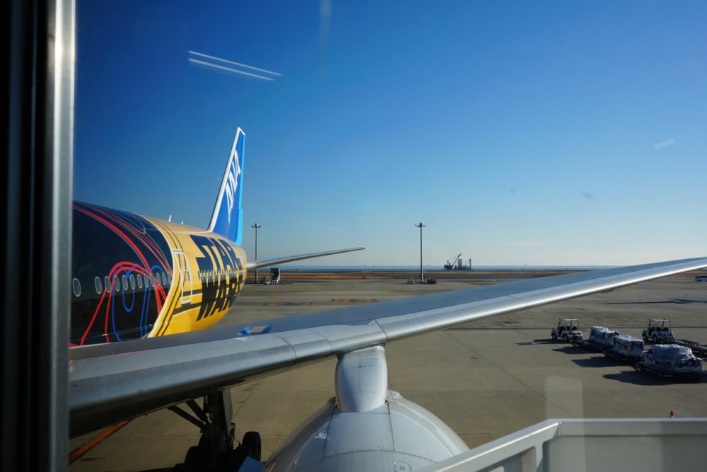 ANA国内線搭乗記・スターウォーズジェット・羽田空港・ボーディングブリッジから2