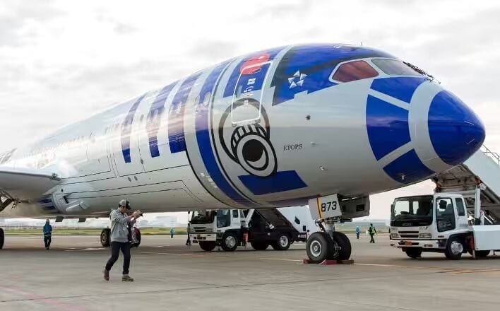 ANAスターウォーズジェット・R2-D2特別塗装機