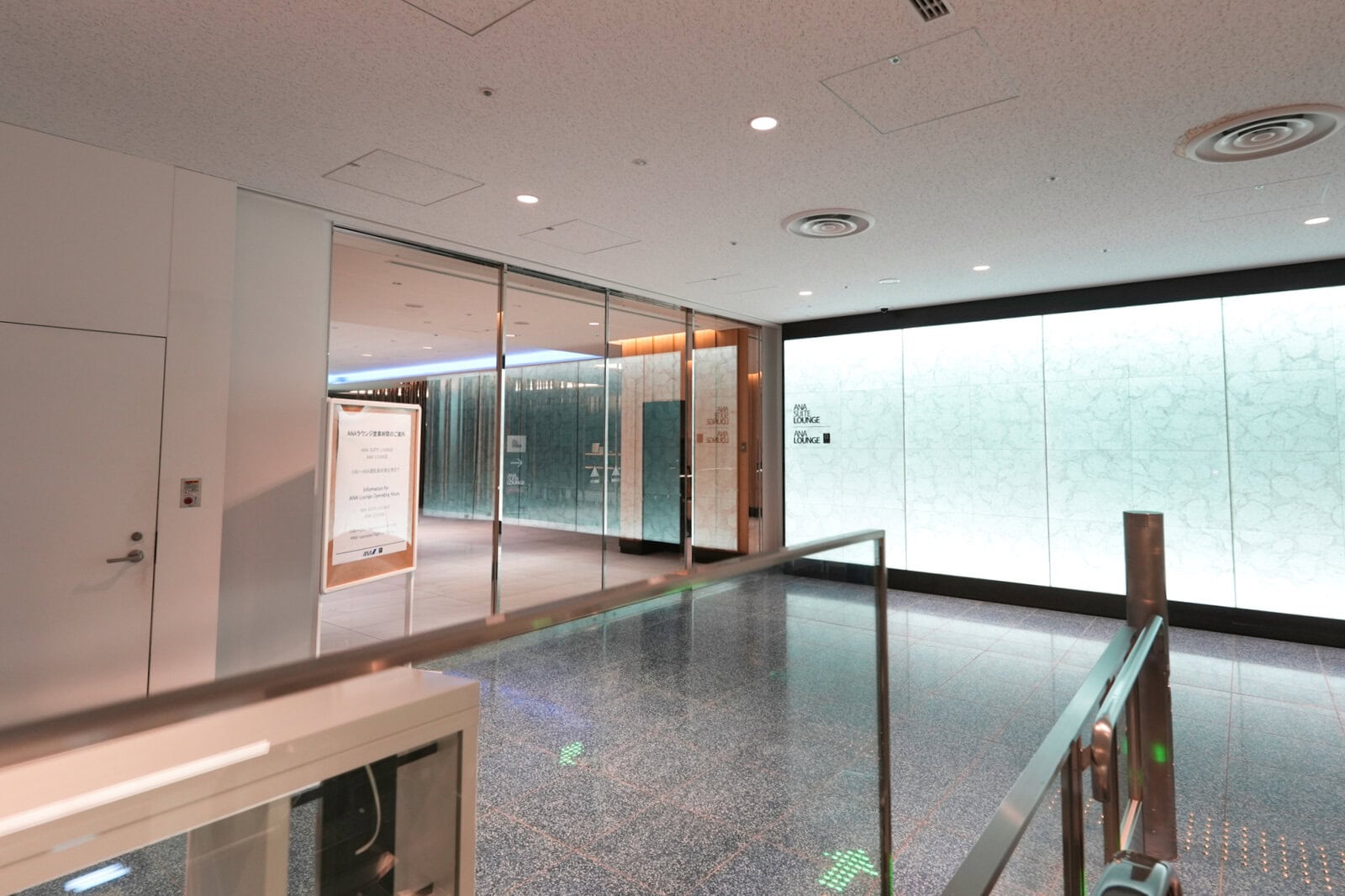 保安検査を終えたら右手へ（2026年5月現地撮影）