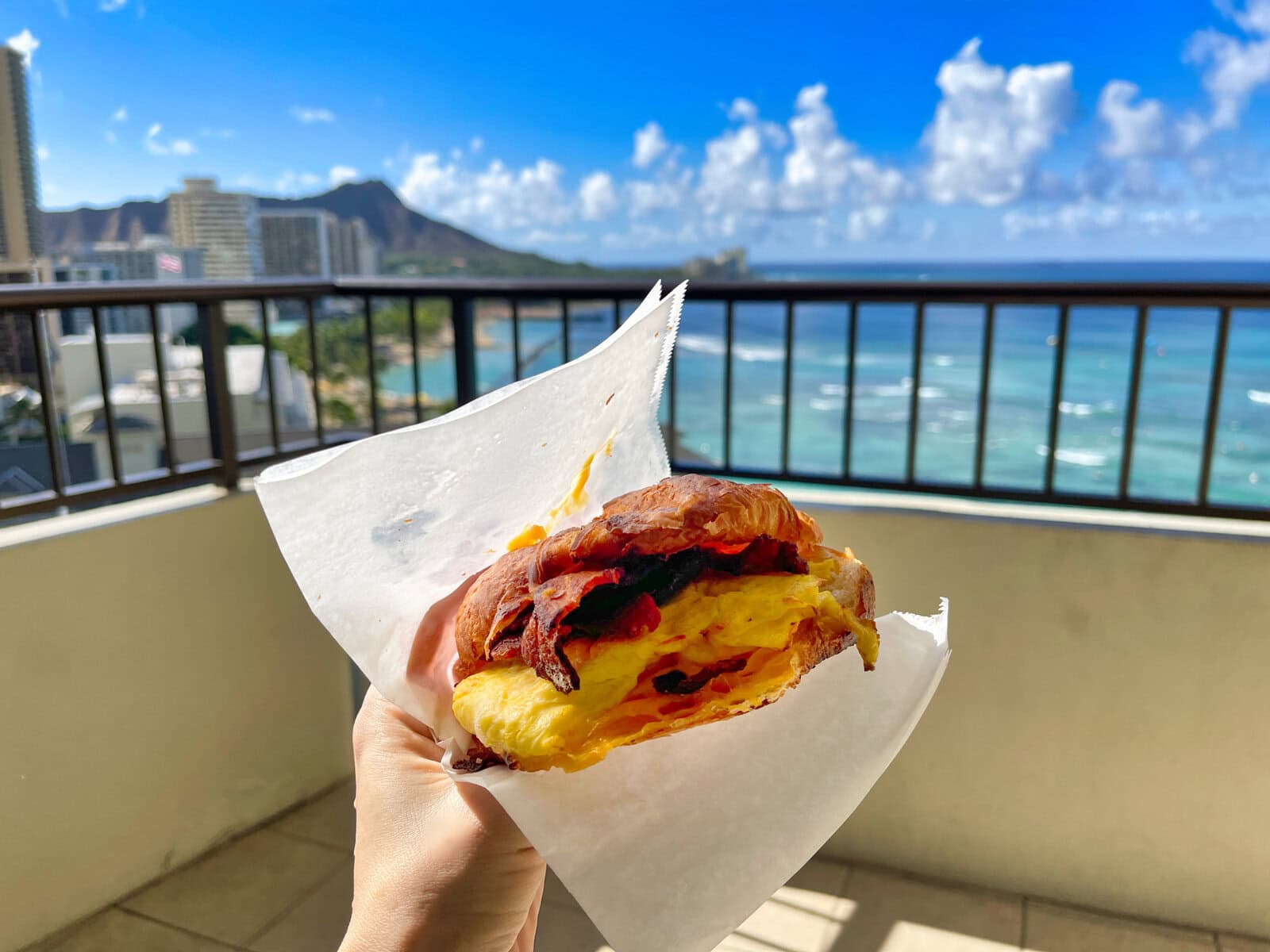 海を見ながら食べるサンド