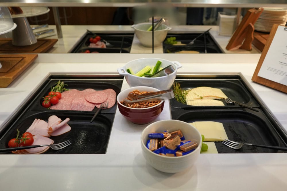 フランクフルト空港・ Lufthansa Business Lounge A13 (Schengen)・サラダ