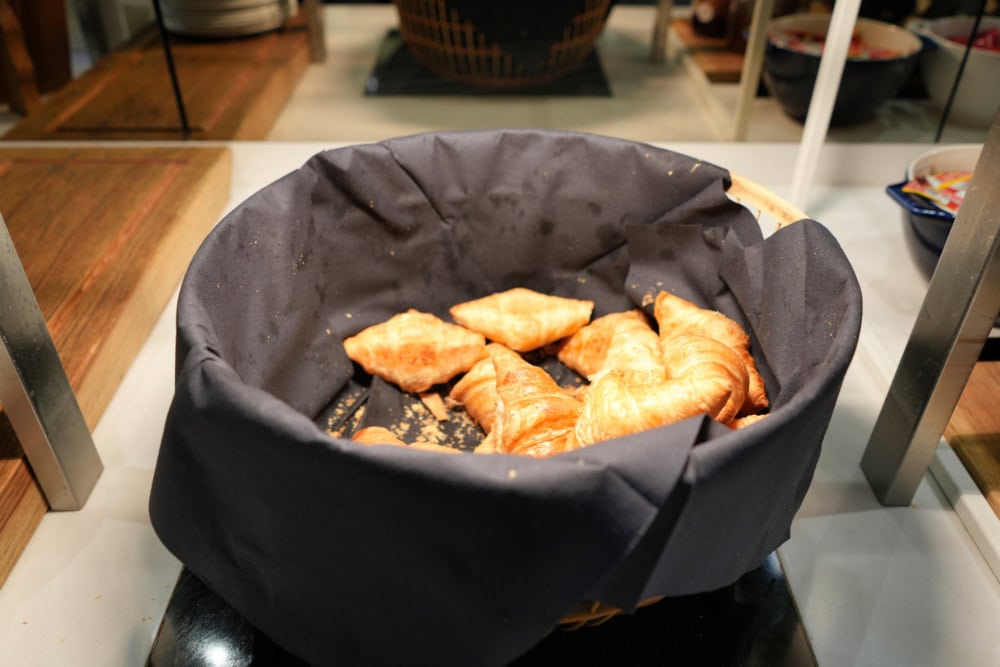 フランクフルト空港・ Lufthansa Business Lounge A13 (Schengen)・パン