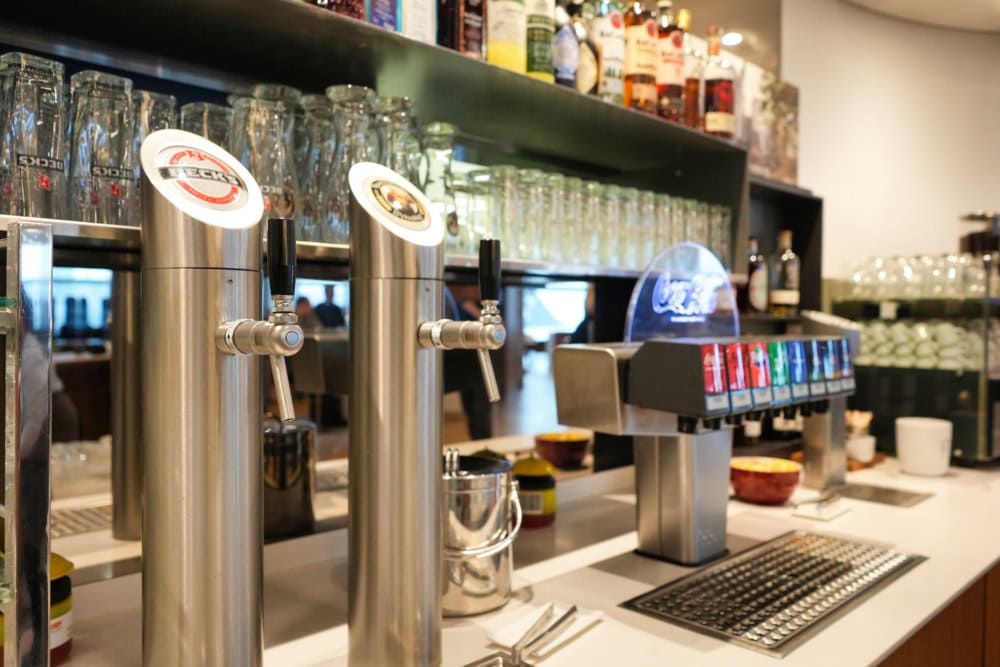 フランクフルト空港・ Lufthansa Business Lounge A13 (Schengen)・ビール