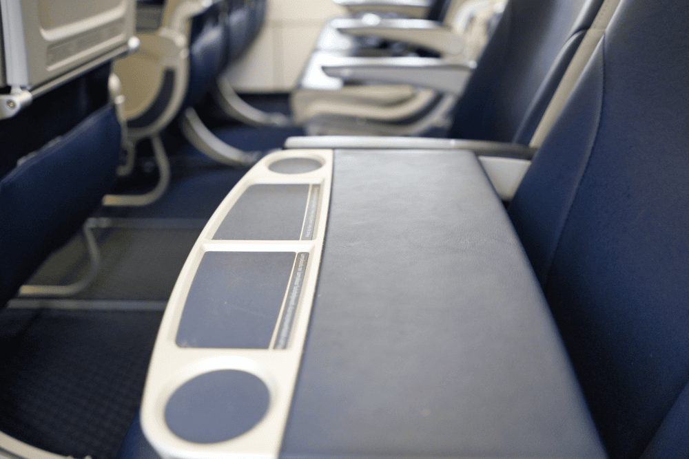 エーゲ航空ビジネスクラス搭乗記・真ん中シートのテーブル