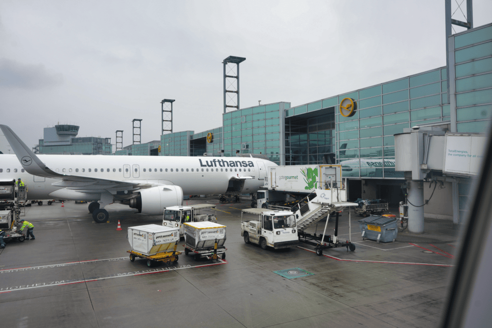 エーゲ航空ビジネスクラス搭乗記・曇天のフランクフルトを後に
