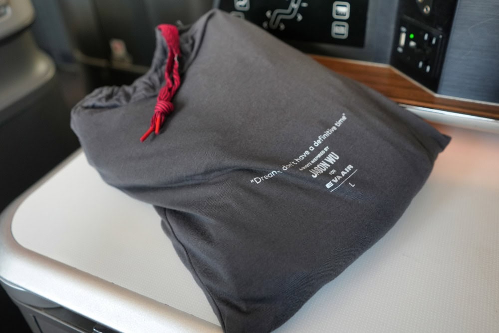 エバー航空ビジネスクラスで貰えるパジャマ・レッド
