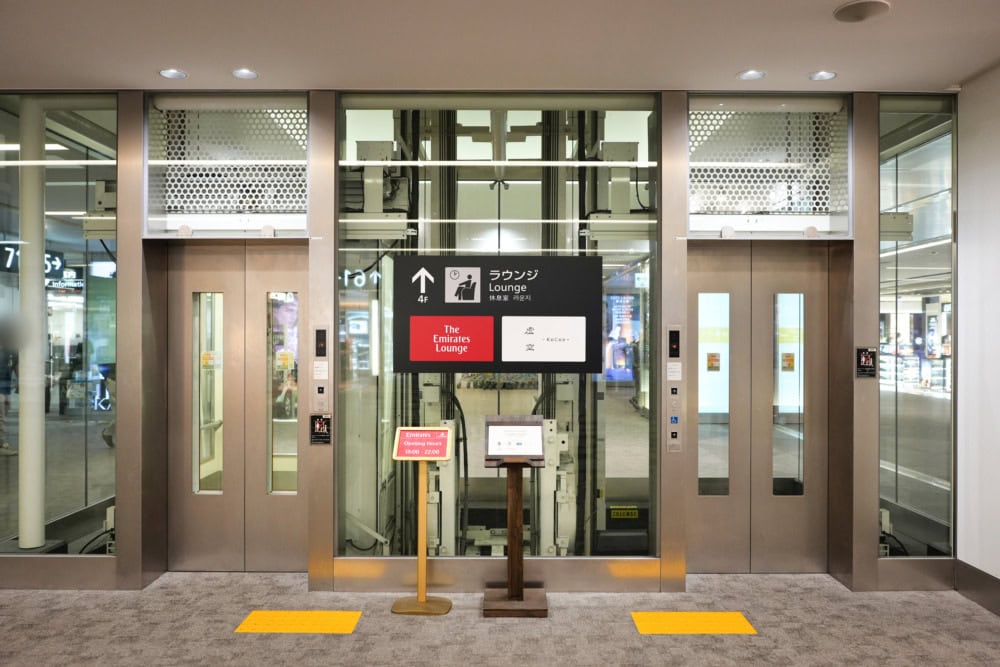 成田国際空港第2ターミナル・エミレーツラウンジへのエレベーター
