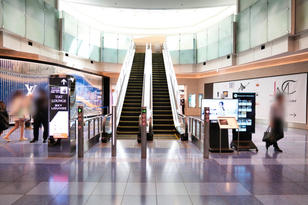 羽田空港第3ターミナルSKYLOUNGEへのアクセス・エスカレーター